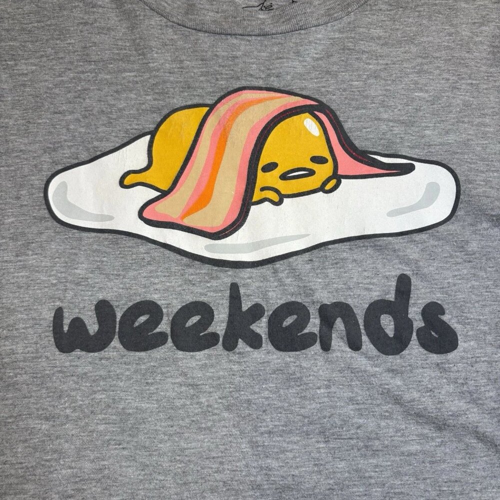 Sanrio Gudetama The Lazy Egg Under Bacon Blanket T-Shirt Gray "weekends" Large - Picture 4 of 7